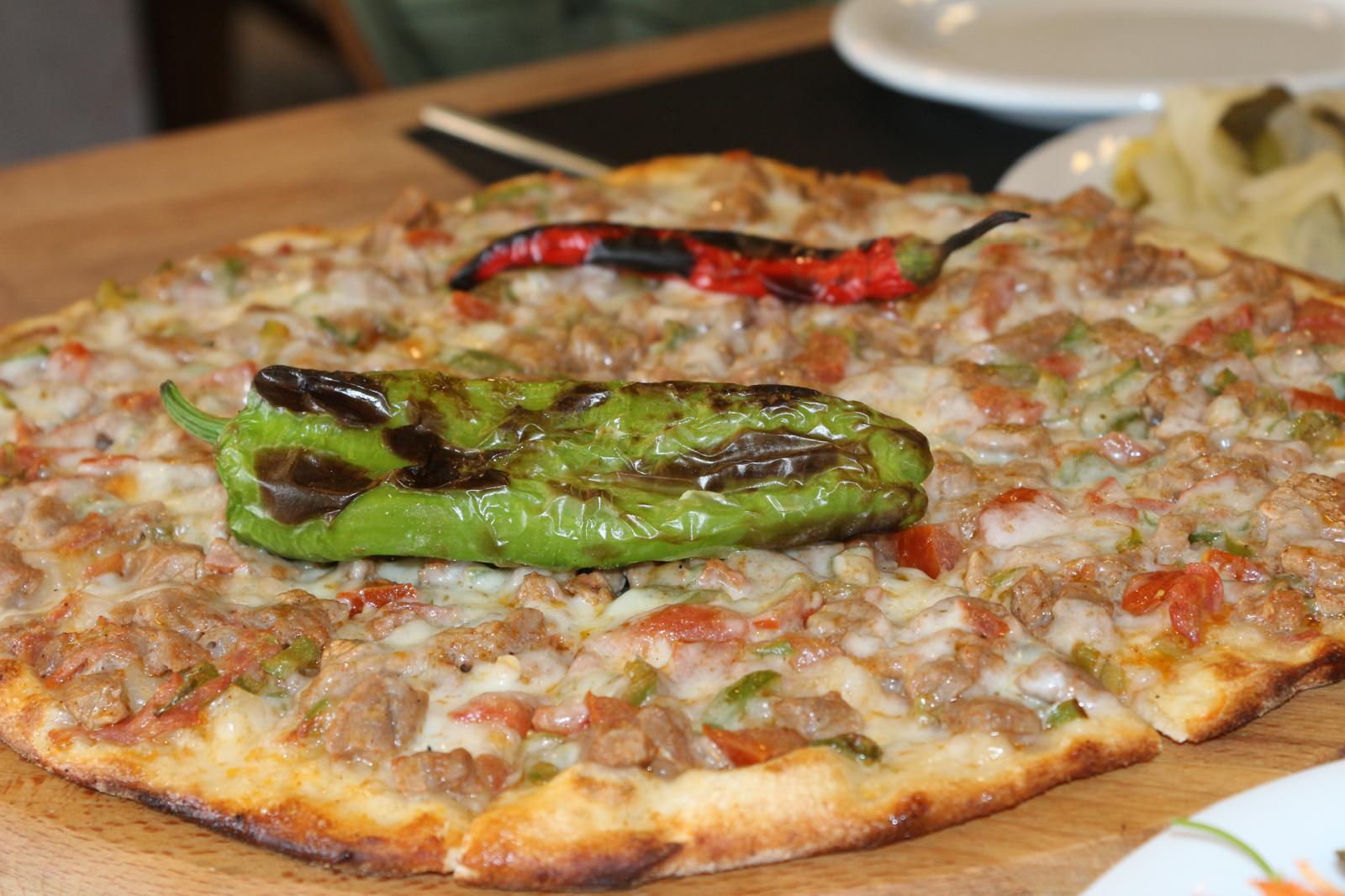 Kuşbaşılı Kaşarlı Pide